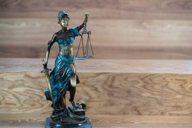 Bulanık arka plan üzerinde kör tanrıça Themis heykeli