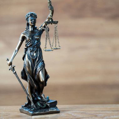 Bulanık arka plan üzerinde kör tanrıça Themis heykeli