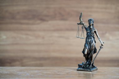 Bulanık arka plan üzerinde kör tanrıça Themis heykeli