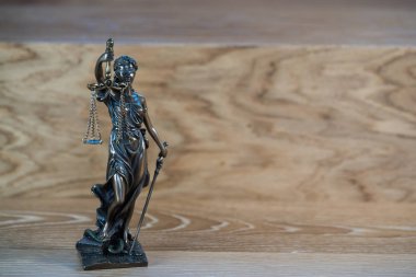 Bulanık arka plan üzerinde kör tanrıça Themis heykeli