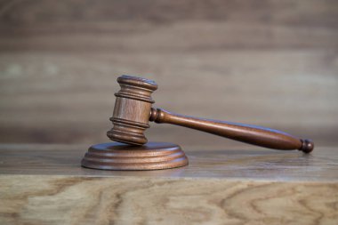 Bulanık arka planda büyük hakimin ahşap tokonu