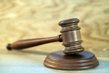 Bulanık arka planda büyük hakimin ahşap tokonu