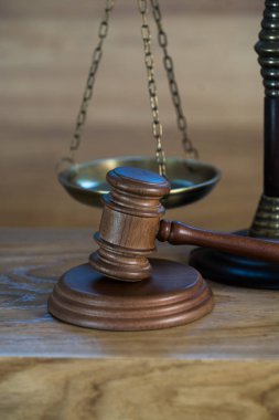 Bulanık arka planda büyük hakimin ahşap tokonu
