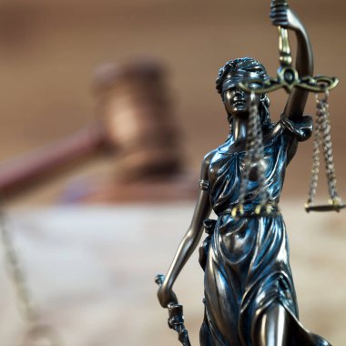 Bulanık arka plan üzerinde kör tanrıça Themis heykeli