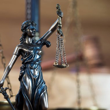 Bulanık arka plan üzerinde kör tanrıça Themis heykeli