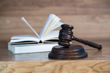 Bulanık arka planda büyük hakimin ahşap tokonu