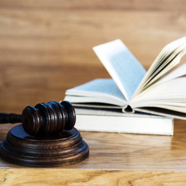 Bulanık arka planda büyük hakimin ahşap tokonu