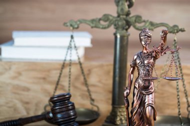 Bulanık arka plan üzerinde kör tanrıça Themis heykeli