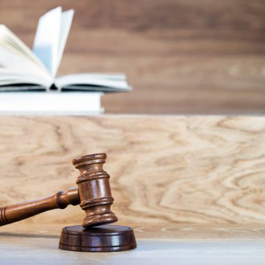 Bulanık arka planda büyük hakimin ahşap tokonu