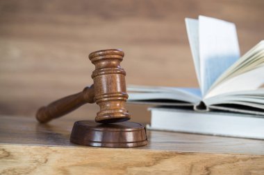 Bulanık arka planda büyük hakimin ahşap tokonu