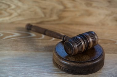 Bulanık arka planda büyük hakimin ahşap tokonu