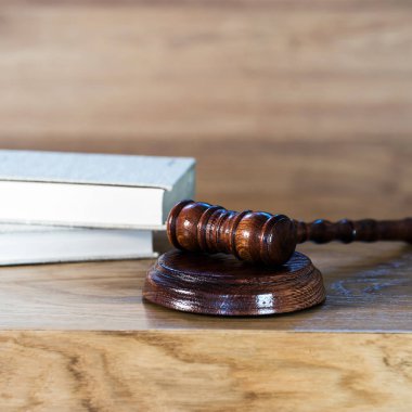 Bulanık arka planda büyük hakimin ahşap tokonu