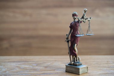 Bulanık arka plan üzerinde kör tanrıça Themis heykeli