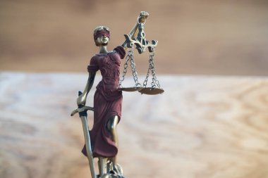 Bulanık arka plan üzerinde kör tanrıça Themis heykeli