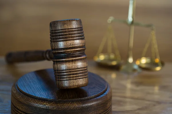 Martillo Madera Del Juez Enorme Sobre Fondo Borroso — Foto de Stock