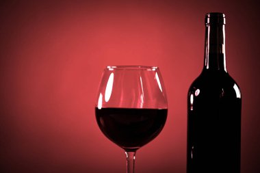 Cam ve şişede kırmızı şarap yakın