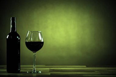 Cam ve şişeyi kırmızı şarapla kapatın