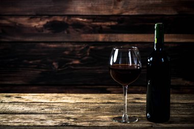 Cam ve şişede kırmızı şarap yakın