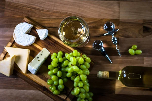 Queijo Apetitoso Com Uvas Vinho Fundo Madeira — Fotografia de Stock