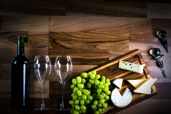 Queso Apetitoso Con Uvas Vino Sobre Fondo Madera —  Fotos de Stock