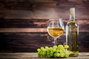 Odun yüzeyinde üzüm ve şarap iştah açıcı