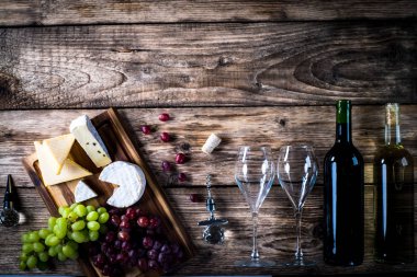 Ahşap arka planda üzüm ve şarap ile iştah açıcı peynir