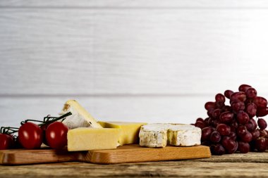 Ahşap arka planda üzüm ile iştah açıcı peynir