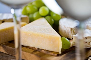 Ahşap arka planda üzüm ile iştah açıcı peynir