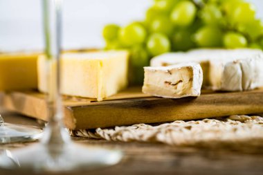 Ahşap arka planda üzüm ile iştah açıcı peynir