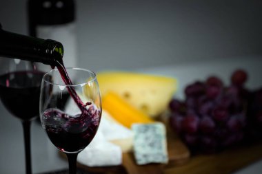 Ahşap arka planda üzüm ve şarap ile iştah açıcı peynir