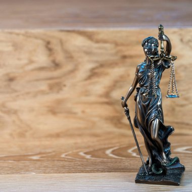 Bulanık arka plan üzerinde kör tanrıça Themis heykeli