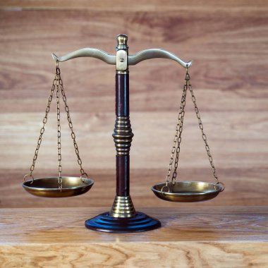 Bulanık arka planda izole edilmiş Themis ölçekleri