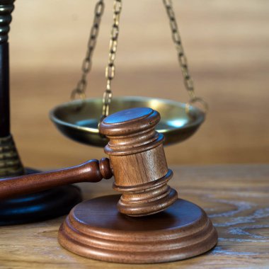 Bulanık arka planda büyük hakimin ahşap tokonu