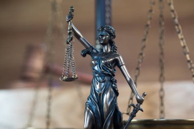 Bulanık arka plan üzerinde kör tanrıça Themis heykeli