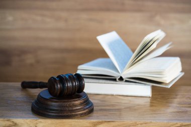 Bulanık arka planda büyük hakimin ahşap tokonu