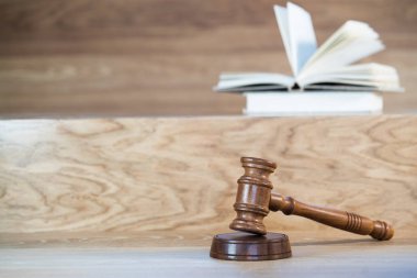 Bulanık arka planda büyük hakimin ahşap tokonu