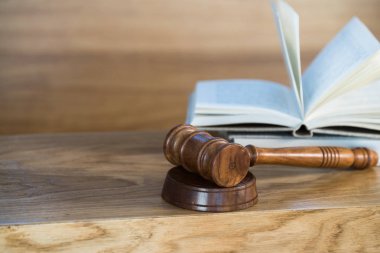 Bulanık arka planda büyük hakimin ahşap tokonu