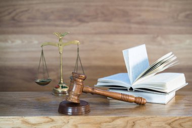 Bulanık arka planda büyük hakimin ahşap tokonu