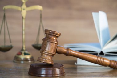 Bulanık arka planda büyük hakimin ahşap tokonu