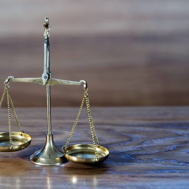 Bulanık arka planda izole edilmiş Themis ölçekleri