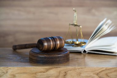 Bulanık arka planda büyük hakimin ahşap tokonu