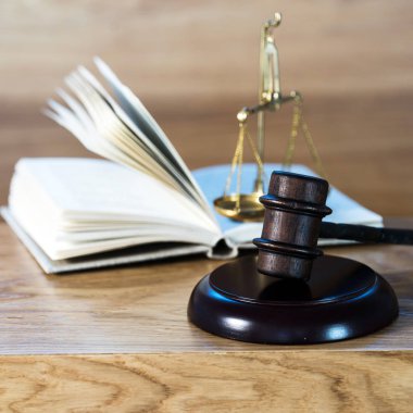 Bulanık arka planda büyük hakimin ahşap tokonu