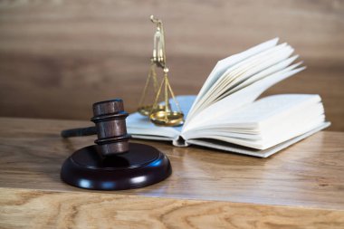 Bulanık arka planda büyük hakimin ahşap tokonu