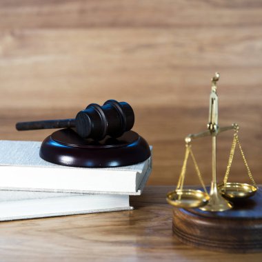 Bulanık arka planda büyük hakimin ahşap tokonu