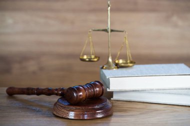 Bulanık arka planda büyük hakimin ahşap tokonu