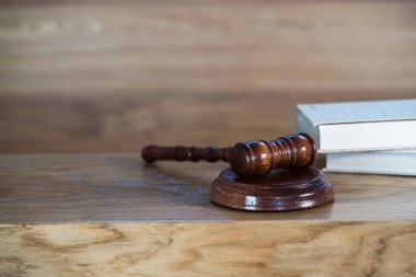 Bulanık arka planda büyük hakimin ahşap tokonu