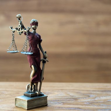 Bulanık arka plan üzerinde kör tanrıça Themis heykeli