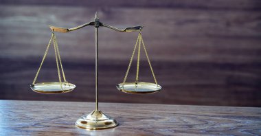 Bulanık arka planda izole edilmiş Themis ölçekleri