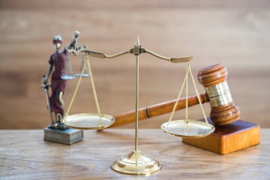 Bulanık arka planda izole edilmiş Themis ölçekleri