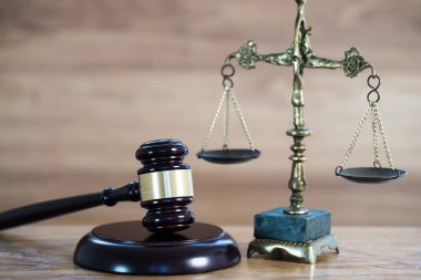 Bulanık arka planda büyük hakimin ahşap tokonu